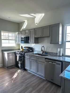 Leilighet | Eget kjøkken | Kjøleskap, mikrobølgeovn, ovn og kokeplater