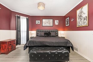 3 bedrooms, iron/ironing board, WiFi, bed sheets - Beautiful 3 bedroom uniquely designed home for small to large families! Pets ok! (Davenport)