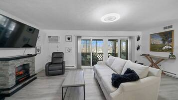 Smart-TV, Kamin, Videospiele, Tischtennisplatte