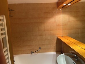 Assecador de cabells, tovalloles, sabó i paper higiènic 