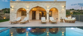 Jacuzzi*BBQ area*Walk to Taverna & Mini Market*Surrounded by Cretan Nature