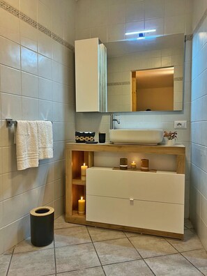 Hårtørrer, håndklæder, Toiletpapir