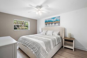 3 bedrooms, desk, iron/ironing board, travel cot - Boynton blue ocean 3-bedroom 2-bath with sep office 7 min to the Beach parking (Boynton Beach)