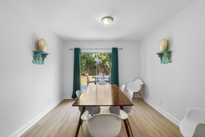 Dining - Boynton blue ocean 3-bedroom 2-bath with sep office 7 min to the Beach parking (Boynton Beach)