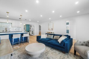 Smart TV - Boynton blue ocean 3-bedroom 2-bath with sep office 7 min to the Beach parking (Boynton Beach)