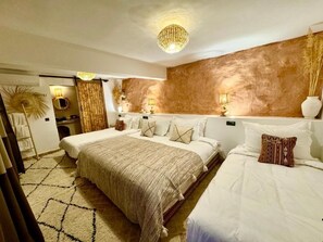 Deluxe-Vierbettzimmer, Poolblick | Schreibtisch, laptopgeeigneter Arbeitsplatz, Verdunkelungsvorhänge