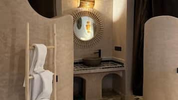 Habitación cuádruple Deluxe, vista a la alberca | Escritorio, espacio para trabajar con laptop y cortinas blackout