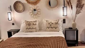 Bureau, espace de travail pour ordinateur portable, rideaux occultants