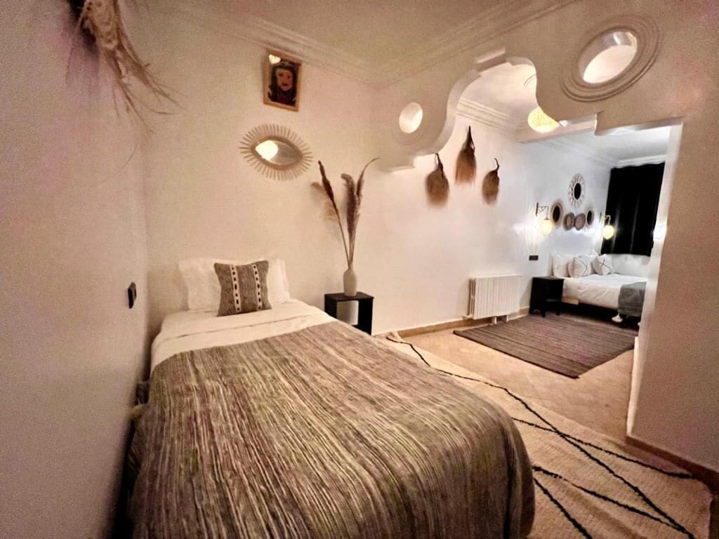 Deluxe-Dreibettzimmer | Schreibtisch, laptopgeeigneter Arbeitsplatz, Verdunkelungsvorhänge