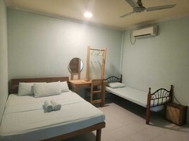 Minibar, escritorio, espacio para trabajar con laptop y wifi gratis