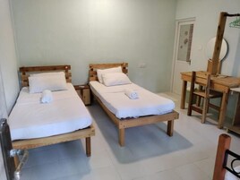 Minibar, muebles diferentes y escritorio 