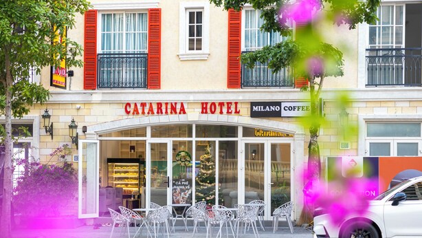 A hotel with a sign reading "Catarina Hotel" and "Milano Coffee" on the facade.
