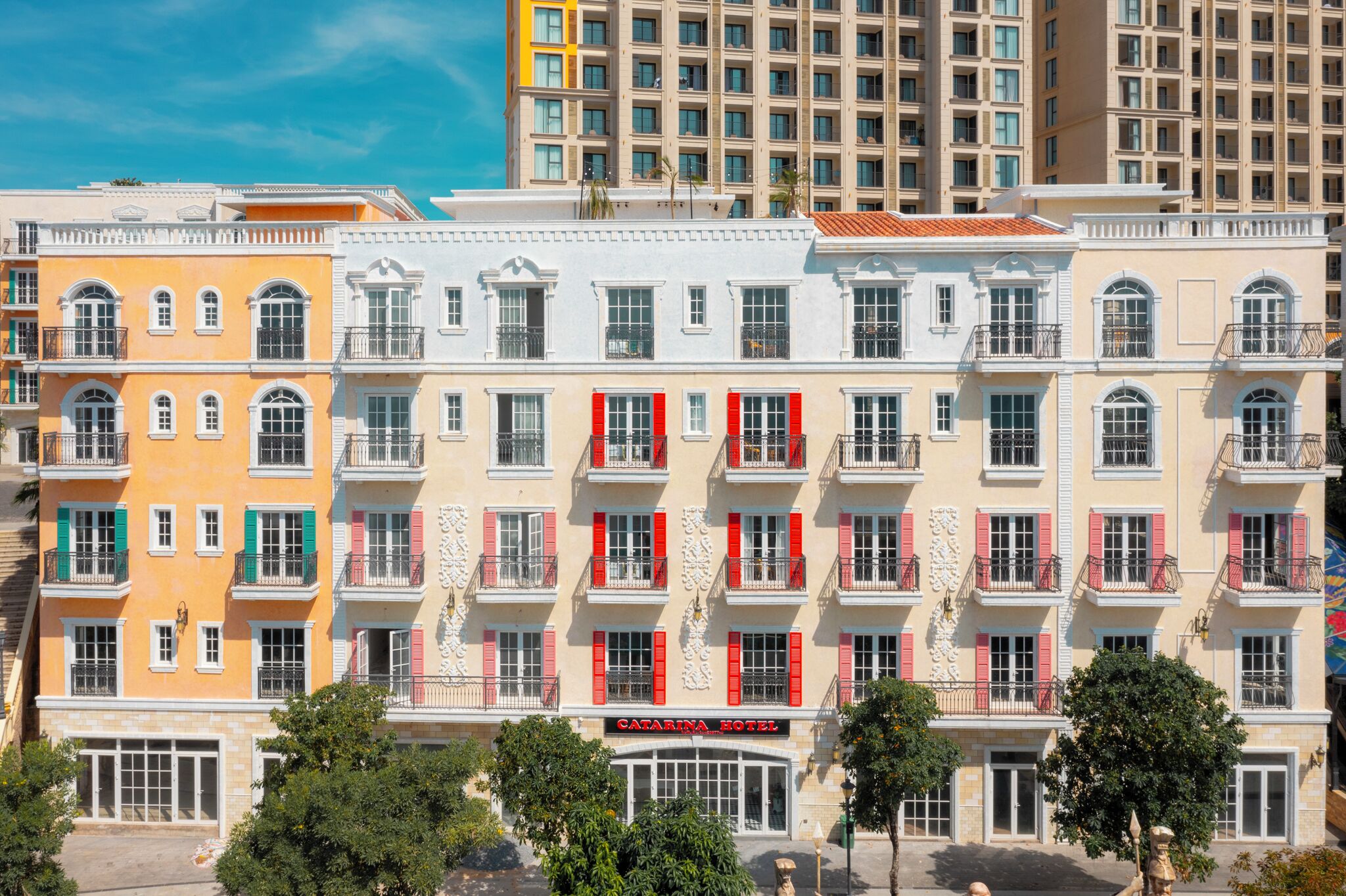 Un hotel con fachada clásica, varios balcones y una entrada destacada.
