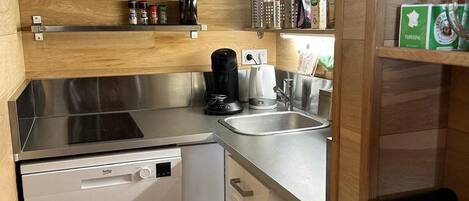 Micro-ondes, lave-vaisselle, cafetière/bouilloire, grille-pain