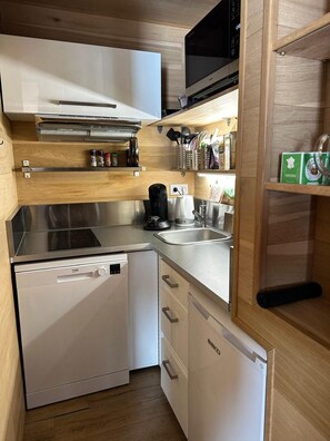 Micro-ondes, lave-vaisselle, cafetière/bouilloire, grille-pain