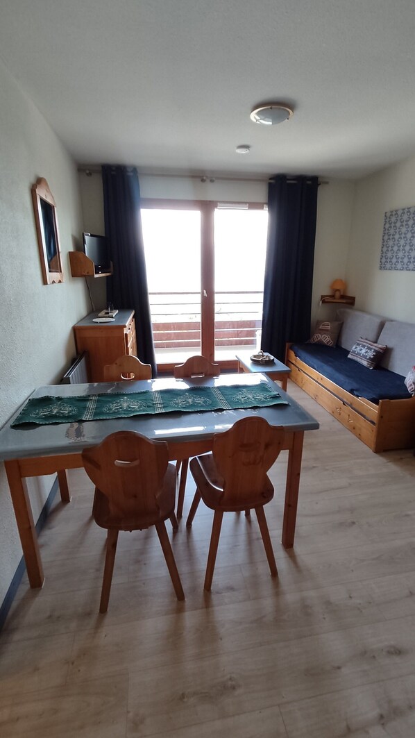 Living area - 30 m2 one-bedroom apartment at the foot of the slopes. (Villarembert , LE CORBIER)