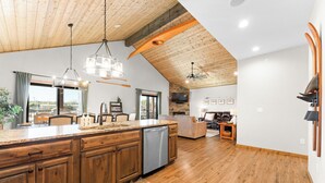 Une cuisine spacieuse avec des meubles en bois, un lave-vaisselle et un grand îlot central.