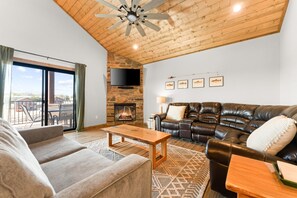 Smart TV, fireplace, books - 5 bdrm w Private Hot Tub, Media Room & Boat Slip! (Branson)