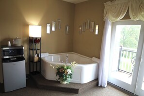 Deluxe Single Room, 1 King Bed, Balcony | Jetted tub