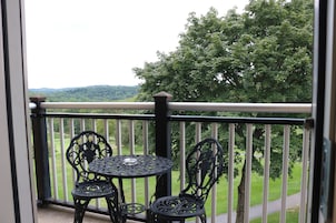 Quarto solteiro conforto, 1 cama King, vista para o campo de golfe | Terraço/pátio