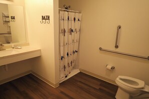 Comfort Single Room, 1 King Bed, Mobility Accessible | Bathroom | Separate tub and shower, free toiletries, hair dryer, towels