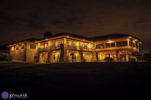 Fachada da propriedade à noite