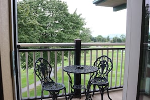 Single Room, 2 Queen Beds, Golf View | Terrace/patio