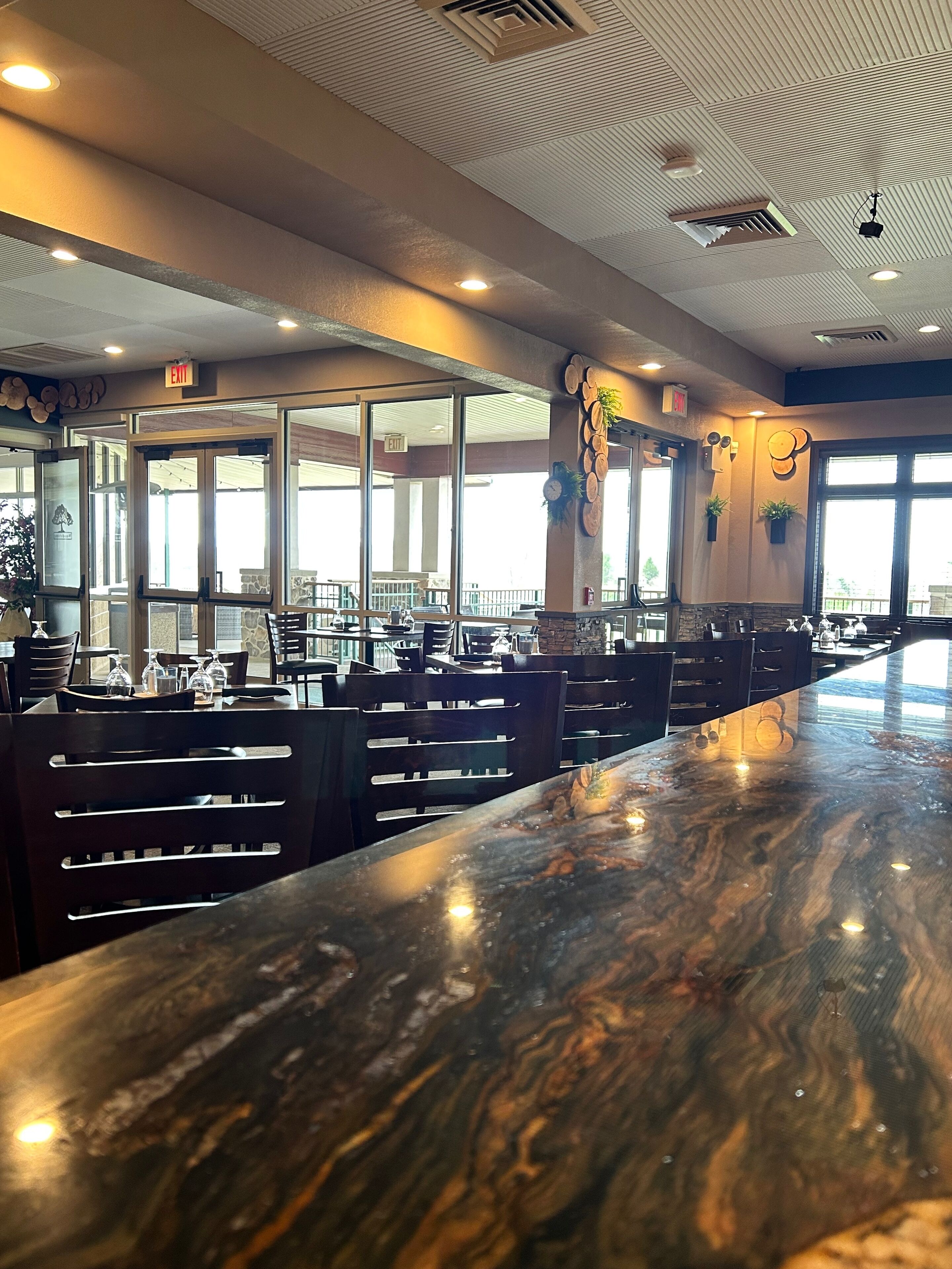 Phục vụ bữa trưa, bữa tối, món ăn kiểu Mỹ, nhìn ra sân golf 