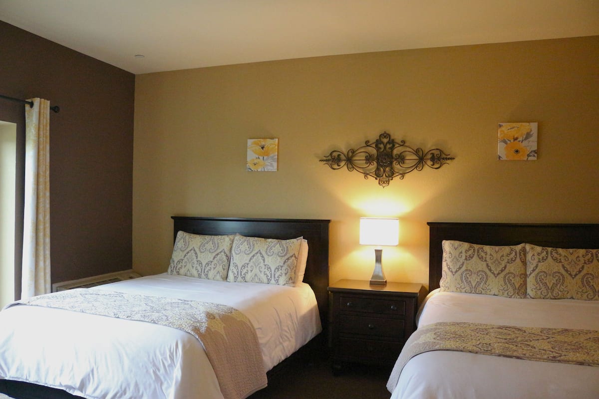 Single Room, 2 Queen Beds, Golf View