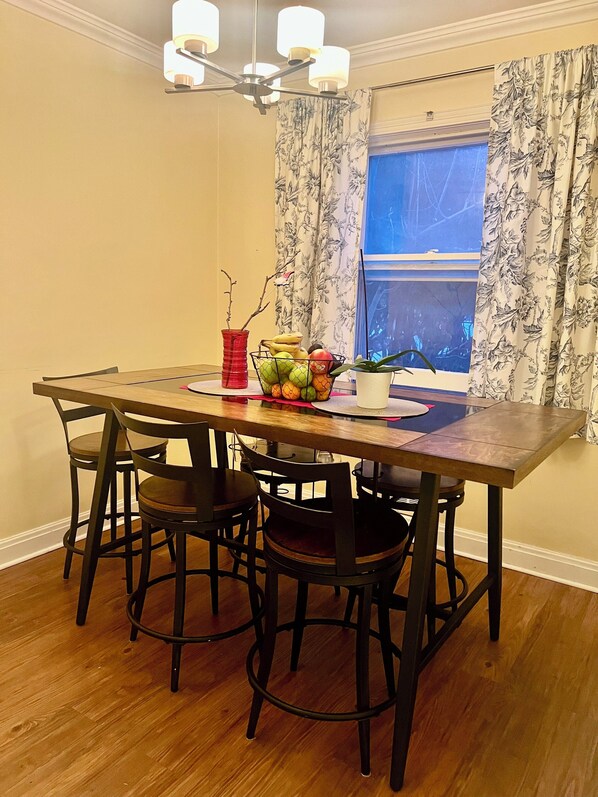 Dining - Your cozy home in Richmond Hill downtown! (Richmond Hill)