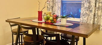 Your cozy home in Richmond Hill downtown!