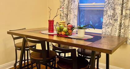 Your cozy home in Richmond Hill downtown!