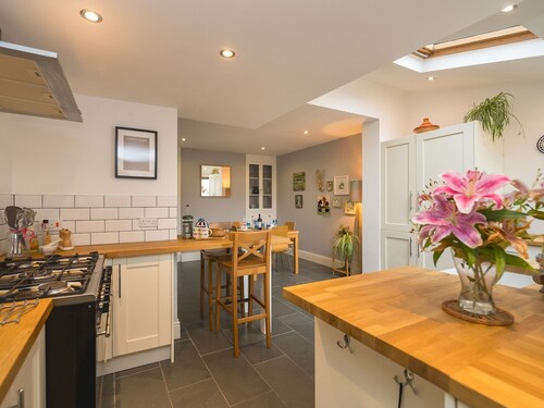 Colourful, homely 2 bed terrace - Pass the Keys