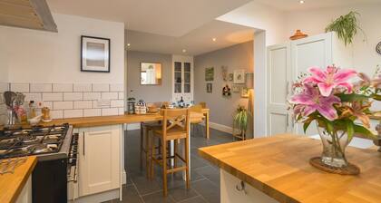 Colourful, homely 2 bed terrace - Pass the Keys