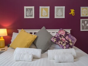 2 bedrooms, iron/ironing board, free WiFi, bed sheets - Colourful, homely 2 bed terrace - Pass the Keys (Shrewsbury)