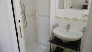 Secador de cabelo, bidê, toalhas de banho, sabonete