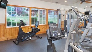 Ein Fitnessraum mit mehreren Laufbändern, einem Ergometer und einem Rudergerät.