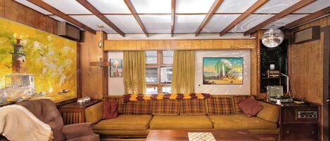 Télévision, lecteur de DVD, table de tennis de table