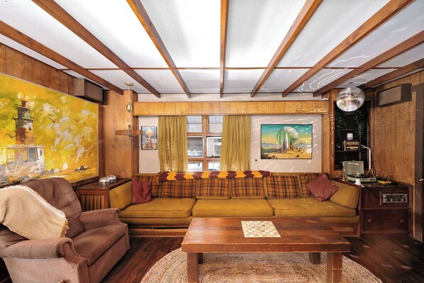 Fernseher, DVD-Player, Tischtennisplatte, Computerbildschirme