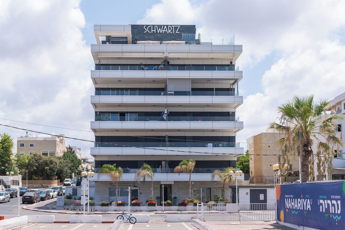 Un immeuble à plusieurs étages, sur lequel on peut lire l’inscription « SCHWARTZ » en haut.