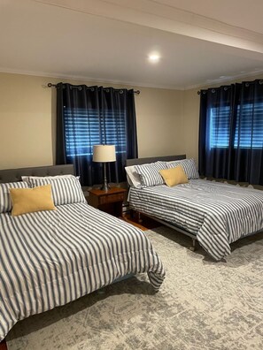 Desk, blackout drapes, soundproofing, iron/ironing board - The Loyalist Inn And Suites (Shelburne)