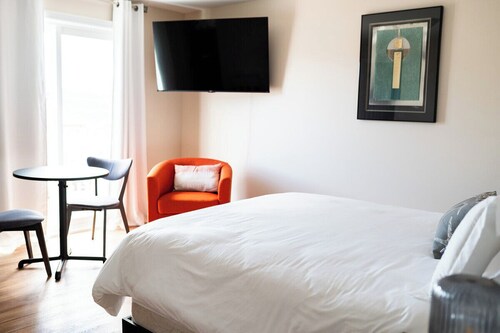 The Loyalist Inn And Suites