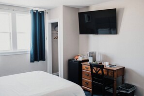 Desk, blackout drapes, soundproofing, iron/ironing board - The Loyalist Inn And Suites (Shelburne)