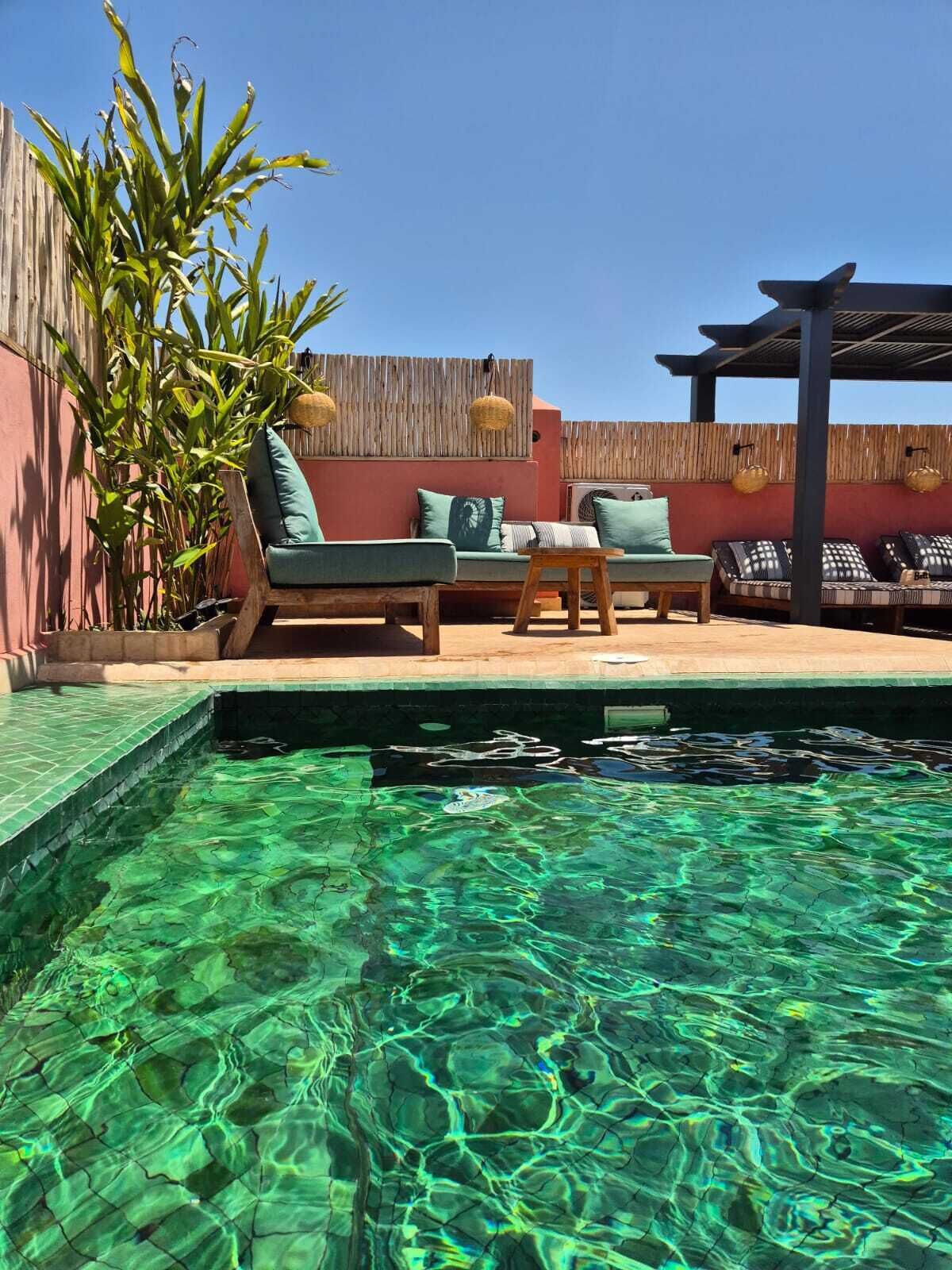 Una piscina al aire libre