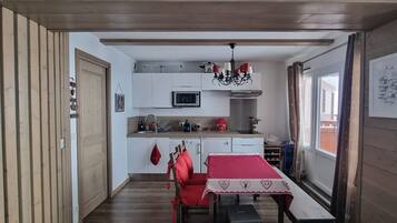 Frigorífic, microones, forn i placa de cuina