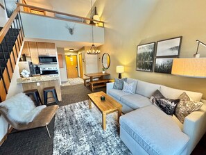 Smart TV, chimenea, reproductor de DVD, mesa de ping pong