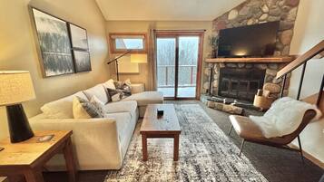 Smart TV, lareira, DVD player, mesa de pingue-pongue