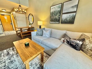 Smart TV, chimenea, reproductor de DVD, mesa de ping pong