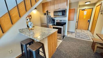 Geladeira, micro-ondas, fogão, cooktop