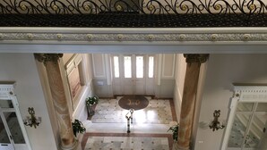 A grand entrance hall with a marble floor, large columns, and a decorative ceiling. - Apt. Biarritz Rés Carlton, Grande plage (Biarritz)